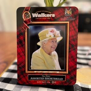 Walkers Assorted Shortbread Queen Elizabeth Collector’s Tin with Royal Portrait